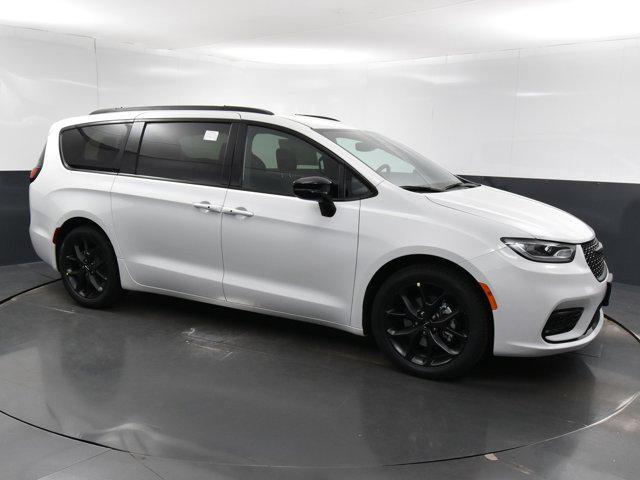 new 2024 Chrysler Pacifica car, priced at $39,815