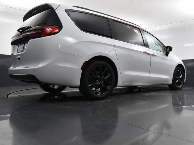 new 2024 Chrysler Pacifica car, priced at $39,815