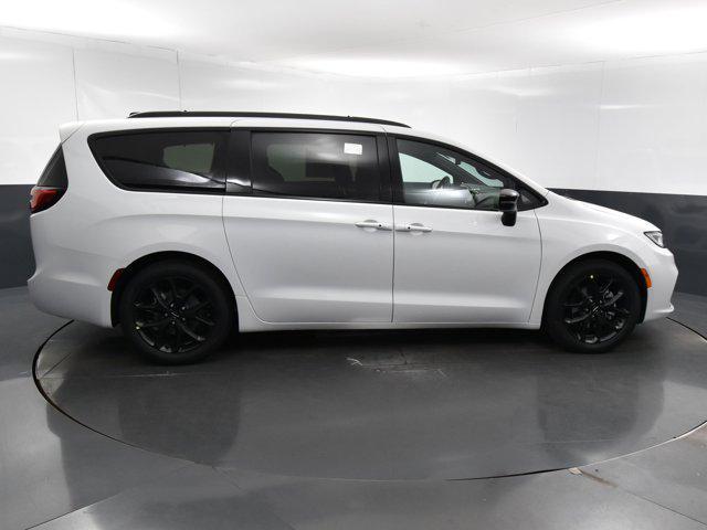 new 2024 Chrysler Pacifica car, priced at $39,815