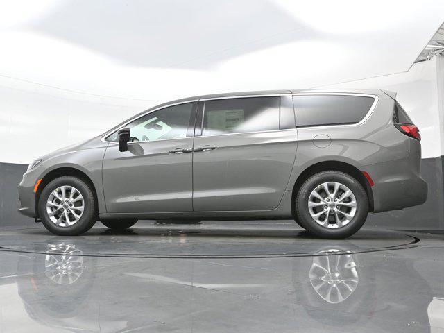 new 2025 Chrysler Pacifica car, priced at $45,364