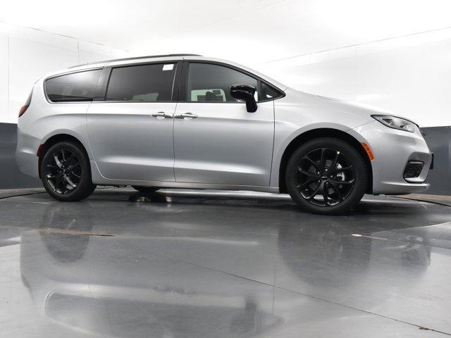 new 2024 Chrysler Pacifica car, priced at $44,041