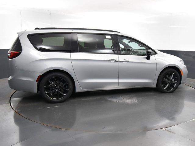 new 2024 Chrysler Pacifica car, priced at $44,041