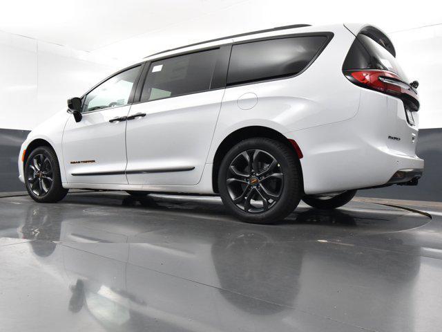 new 2024 Chrysler Pacifica car, priced at $43,041