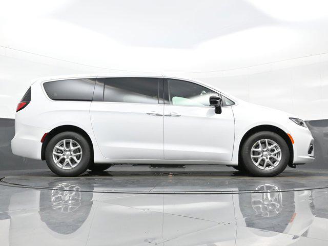 new 2025 Chrysler Pacifica car, priced at $39,389