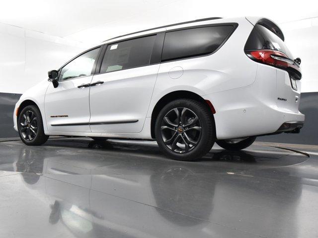 new 2024 Chrysler Pacifica car, priced at $47,267