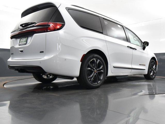 new 2024 Chrysler Pacifica car, priced at $47,267