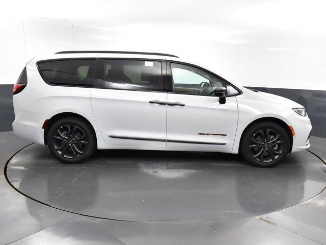 new 2024 Chrysler Pacifica car, priced at $47,267