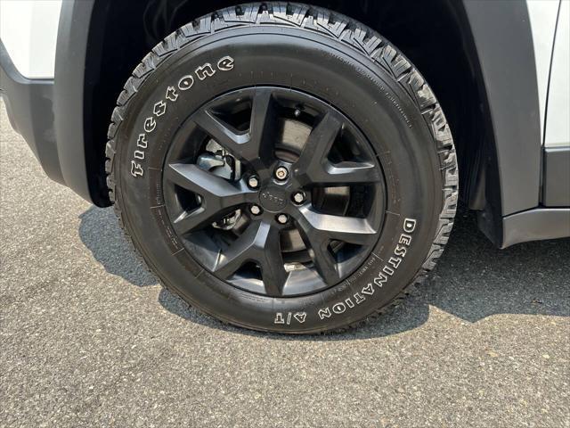 used 2015 Jeep Cherokee car, priced at $6,495