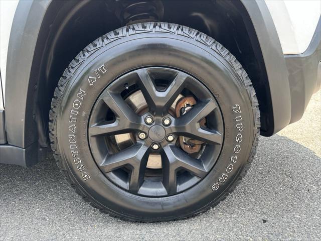 used 2015 Jeep Cherokee car, priced at $6,495