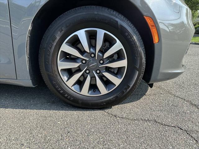 used 2021 Chrysler Pacifica car, priced at $9,995