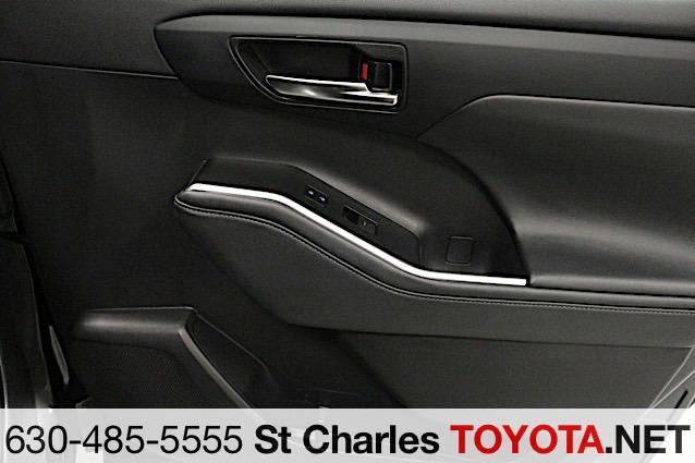 used 2021 Toyota Highlander car, priced at $35,000