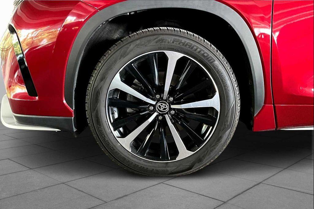 used 2021 Toyota Highlander car, priced at $33,457