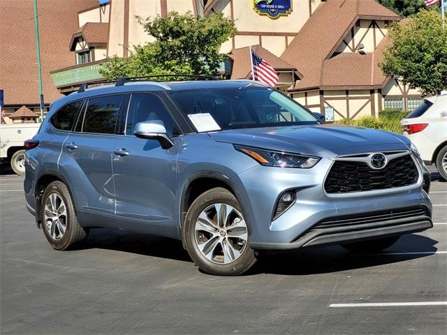 used 2022 Toyota Highlander car, priced at $39,700