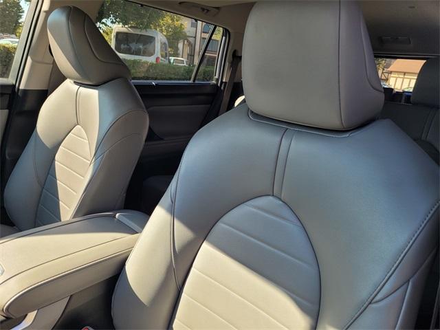 used 2022 Toyota Highlander car, priced at $39,700