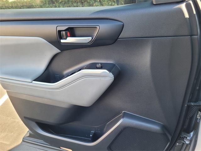 used 2022 Toyota Highlander car, priced at $39,700