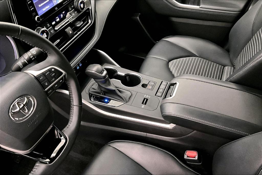 used 2022 Toyota Highlander car, priced at $38,981
