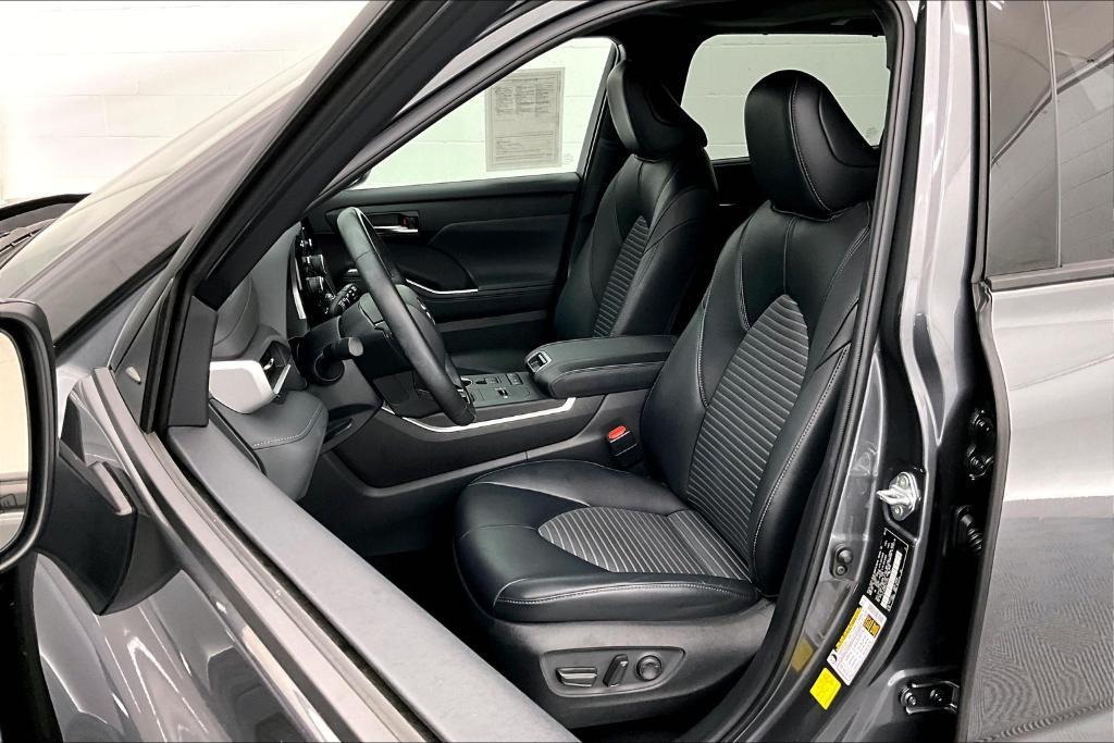 used 2022 Toyota Highlander car, priced at $38,981