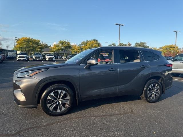 used 2022 Toyota Highlander car, priced at $38,459