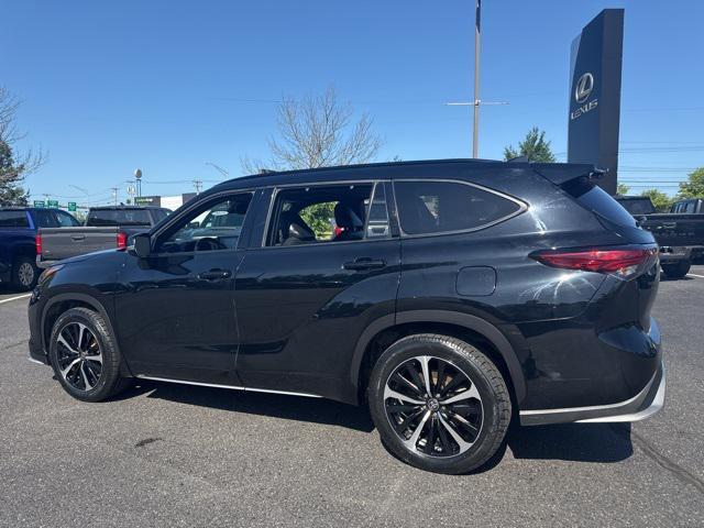 used 2021 Toyota Highlander car, priced at $39,393