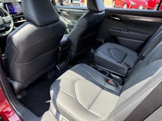 new 2025 Toyota Highlander car, priced at $54,878