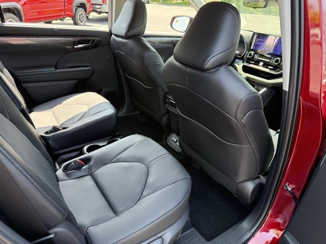 new 2025 Toyota Highlander car, priced at $54,878