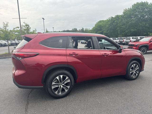 used 2022 Toyota Highlander car, priced at $35,918