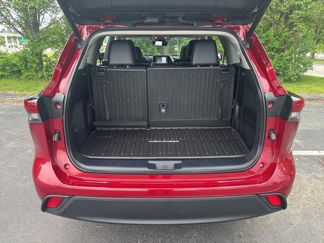 used 2022 Toyota Highlander car, priced at $35,918
