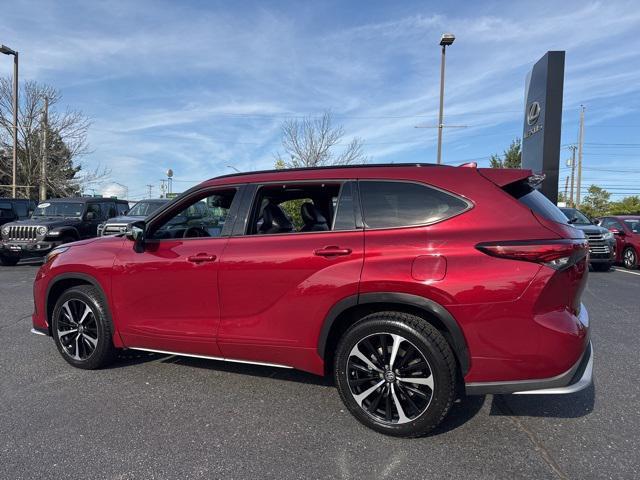 used 2021 Toyota Highlander car, priced at $33,647