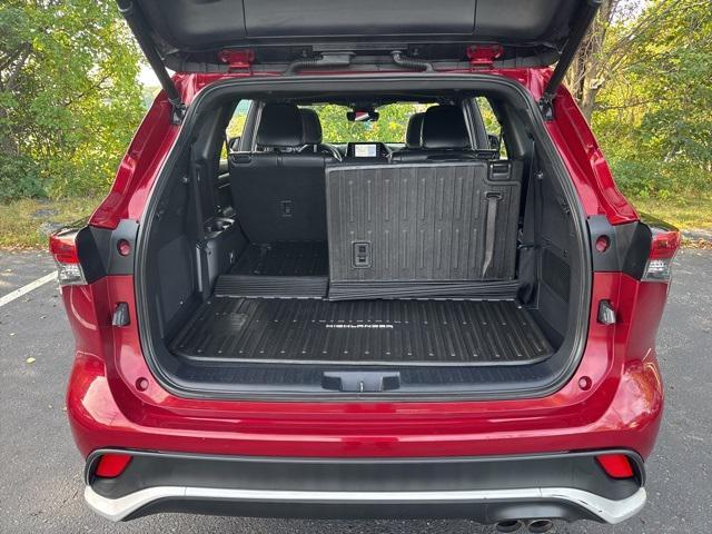 used 2021 Toyota Highlander car, priced at $33,647