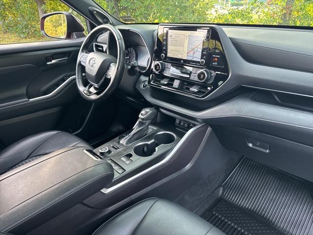 used 2021 Toyota Highlander car, priced at $33,647