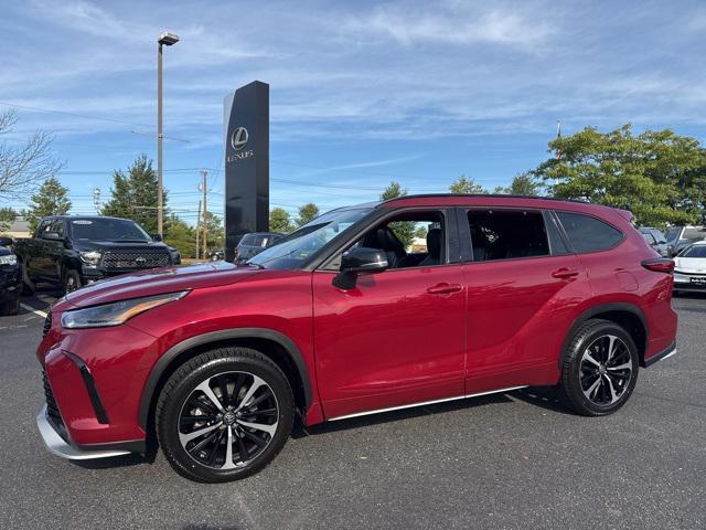 used 2021 Toyota Highlander car, priced at $33,647