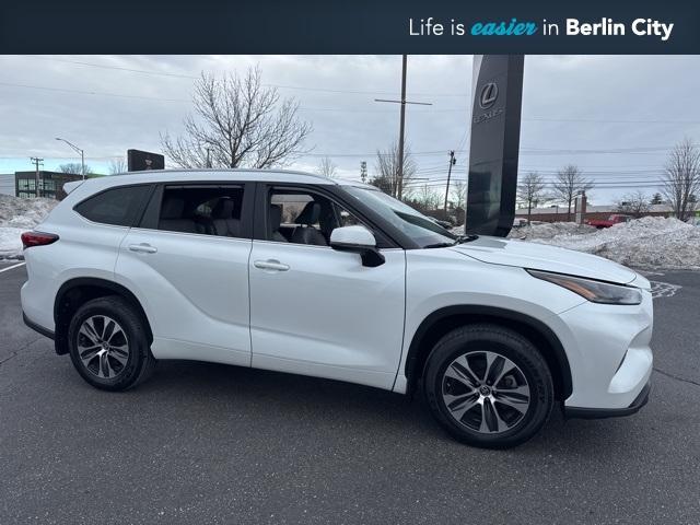 used 2022 Toyota Highlander car, priced at $40,309