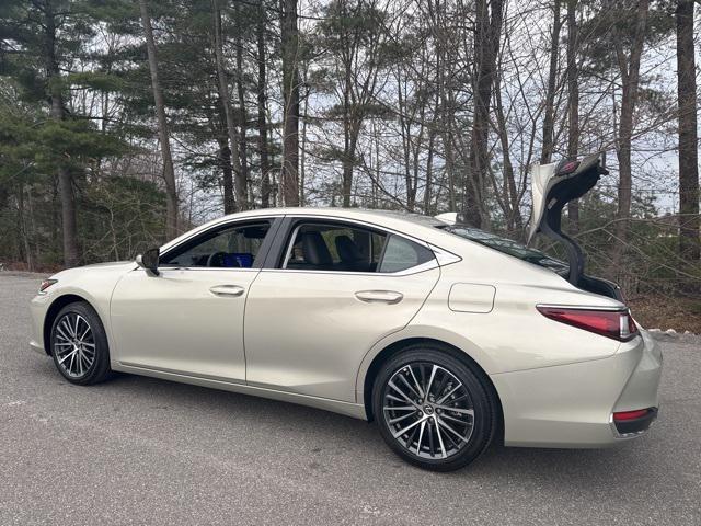 new 2025 Lexus ES 300h car, priced at $48,941