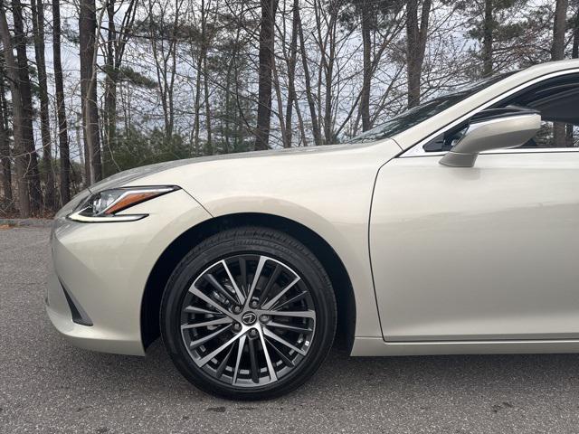 new 2025 Lexus ES 300h car, priced at $48,941
