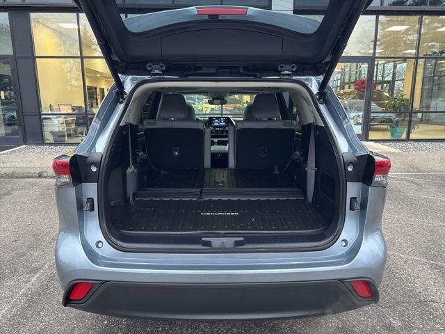 used 2022 Toyota Highlander car, priced at $37,406