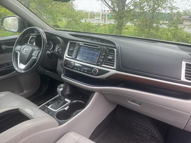 used 2015 Toyota Highlander Hybrid car, priced at $25,997