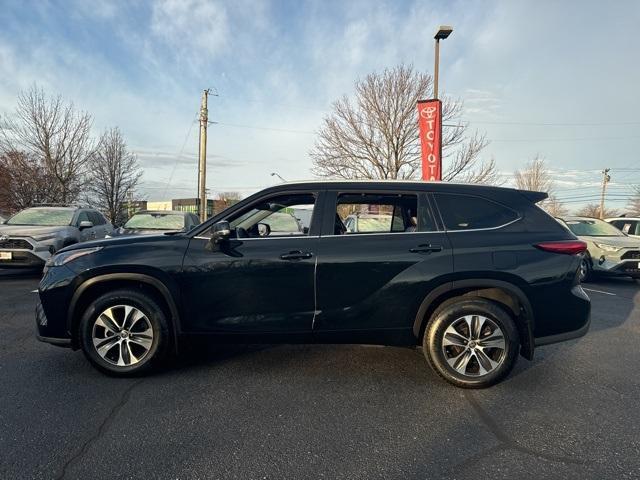 used 2022 Toyota Highlander car, priced at $34,096