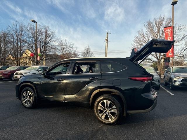 used 2022 Toyota Highlander car, priced at $34,096