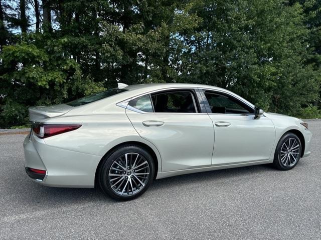 new 2025 Lexus ES 300h car, priced at $49,614