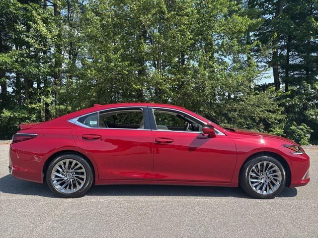 new 2025 Lexus ES 300h car, priced at $56,409