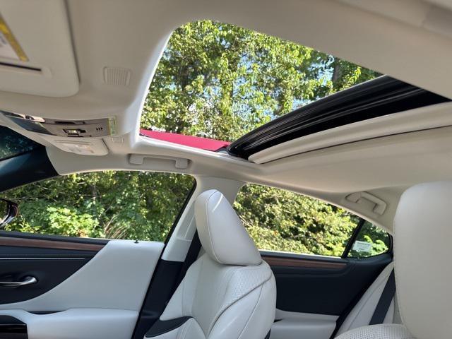 new 2025 Lexus ES 300h car, priced at $56,409