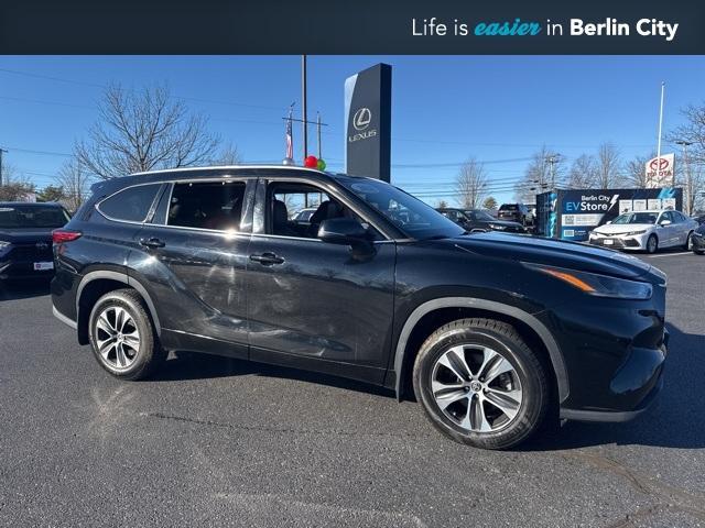 used 2021 Toyota Highlander car, priced at $31,556