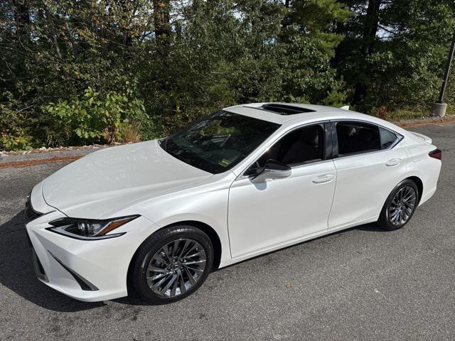 new 2025 Lexus ES 300h car, priced at $51,768