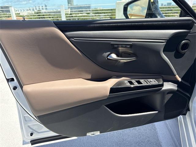 new 2025 Lexus ES 300h car, priced at $54,649