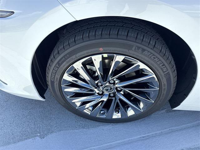 new 2025 Lexus ES 300h car, priced at $54,649