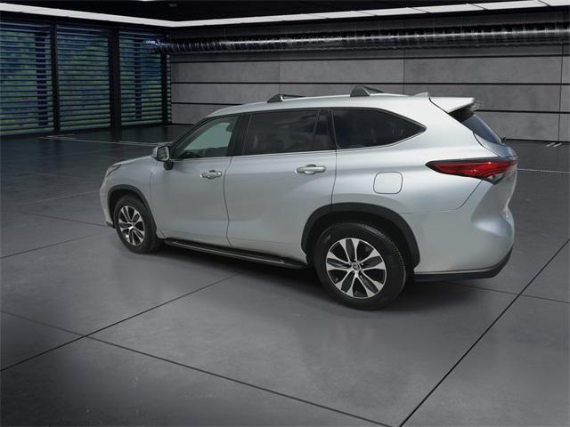 used 2022 Toyota Highlander car, priced at $34,988