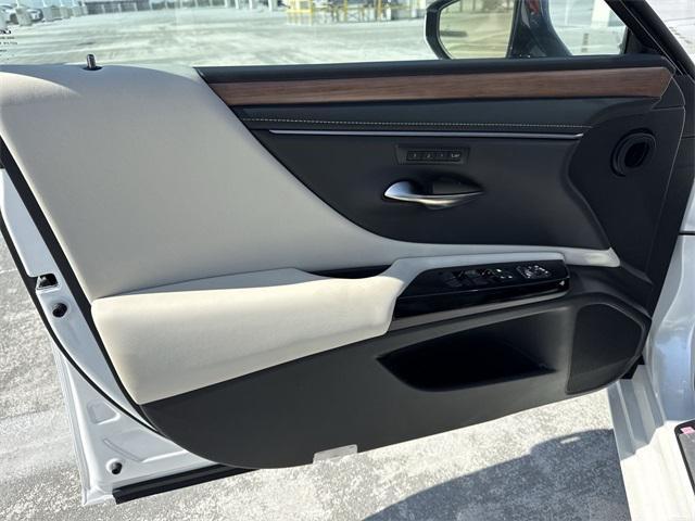 new 2025 Lexus ES 300h car, priced at $51,414