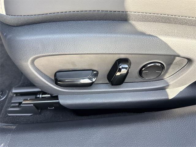 new 2025 Lexus ES 300h car, priced at $50,914