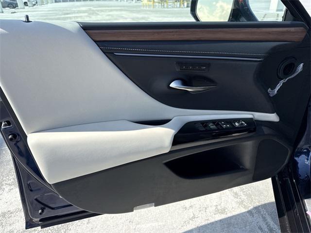 new 2025 Lexus ES 300h car, priced at $50,914