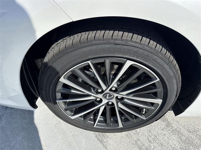 new 2025 Lexus ES 300h car, priced at $51,314